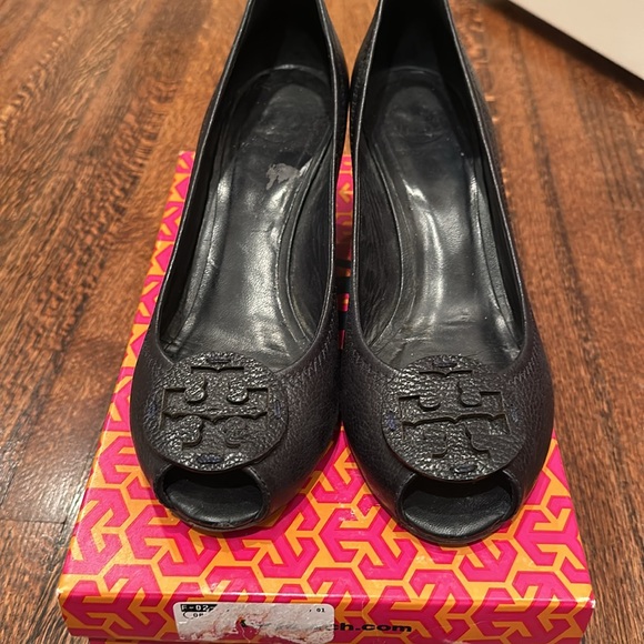 Toy Burch Sally wedge peep toe Navy leather low heel - Picture 2 of 7